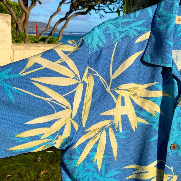 🎉HOST PICK🎉 Vintage Tommy Bahama Silk Aloha Shirt - Small - Picture 2 of 7